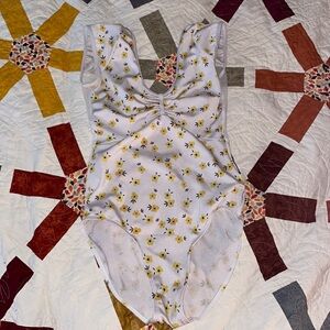 Class in floral leotard S